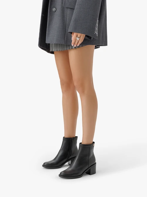 Czarne klasyczne botki na obcasie