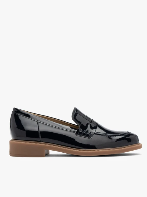 Granatowe lakierowane mokasyny na beżowym spodzie