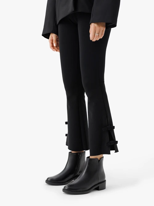 Czarne klasyczne botki na słupku