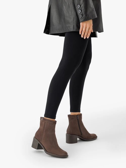 Brązowe botki welurowe na obcasie