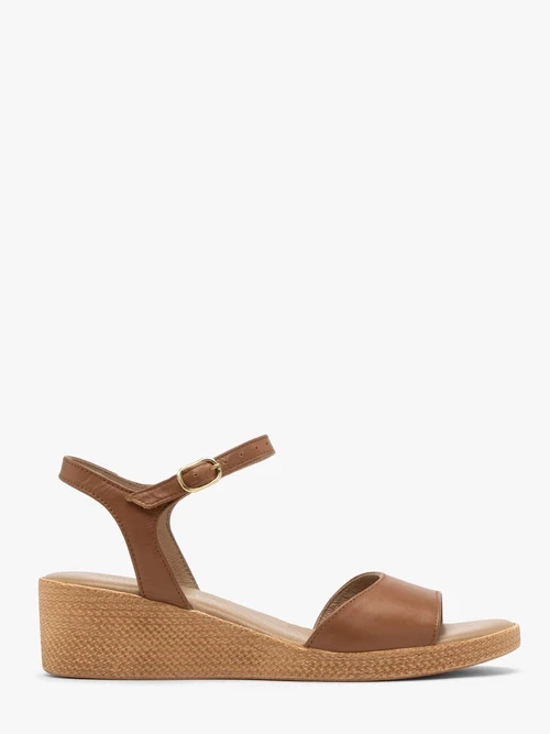 Jasnobrązowe sandały damskie na niskiej koturnie