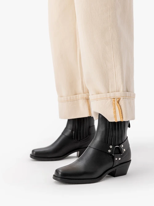 Czarne sztyblety ze skóry licowej