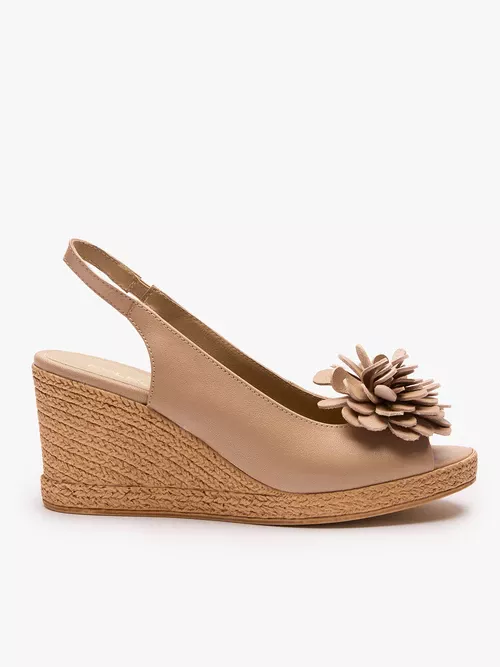 Beżowe sandały na koturnie z kwiatem