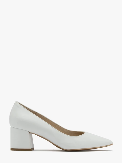 Białe czółenka na masywnym obcasie