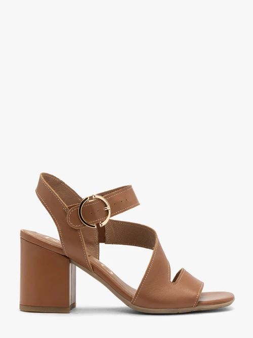 Jasnobrązowe sandały damskie na obcasie