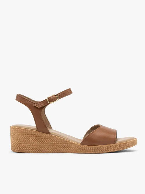 Jasnobrązowe sandały damskie na niskiej koturnie