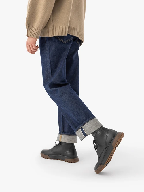 Czarne sportowe trzewiki