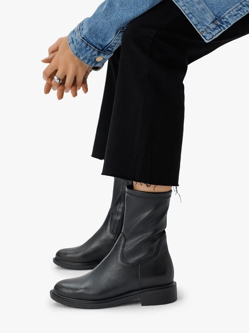 Czarne wyższe botki z elastyczną cholewką