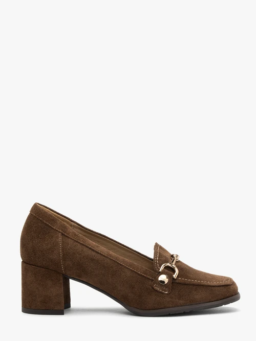 Brązowe mokasyny na słupku z łańcuszkiem