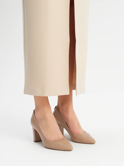 Beżowe czółenka na obcasie typu słupek