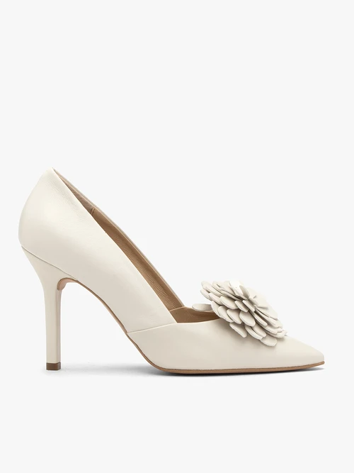 Kremowe ślubne czółenka z kwiatem