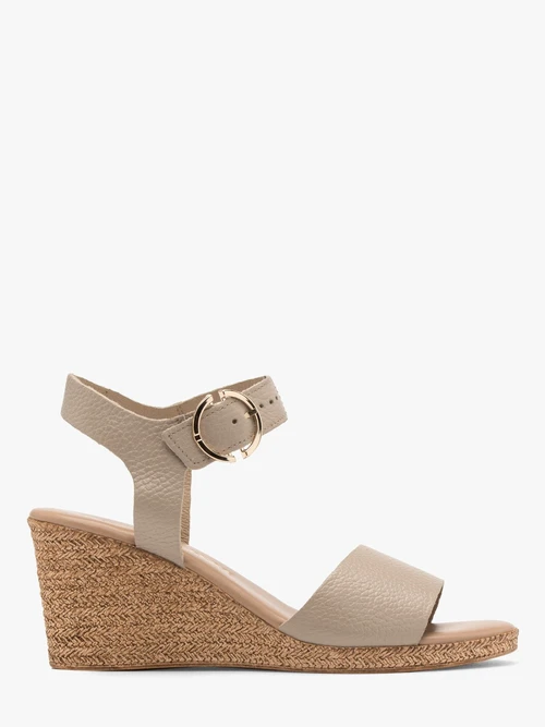 Beżowe sandały na koturnie