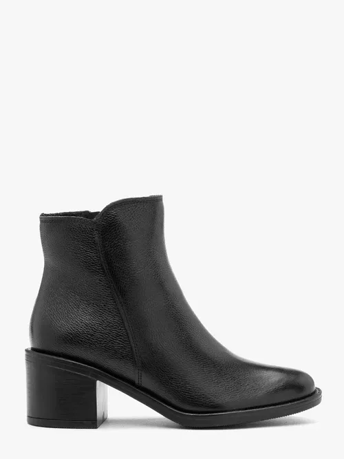 Czarne botki na słupku