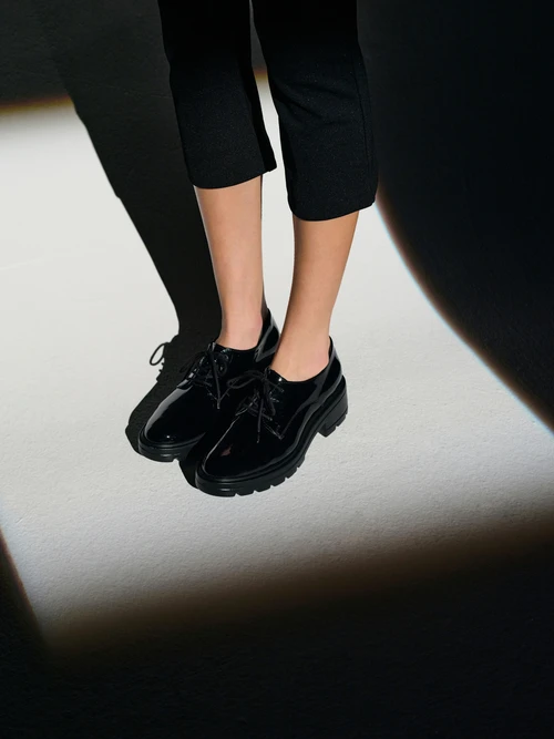 Lakierowane półbuty damskie na masywnym spodzie