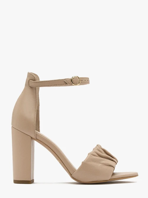 Beżowe sandały z marszczoną cholewką