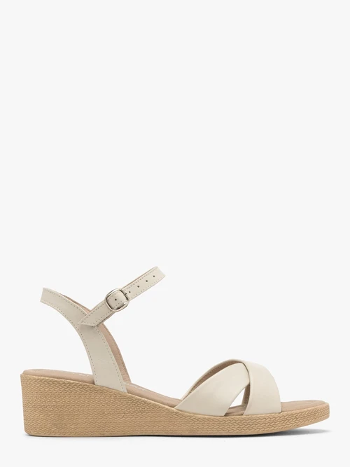 Kremowe sandały na niskiej platformie