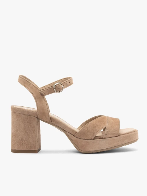 Beżowe sandały na klocku oraz balu