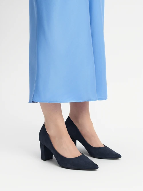 Granatowe czółenka na słupku