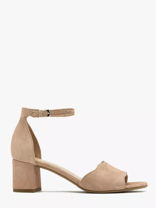 Beżowe sandały z ozdobną cholewką