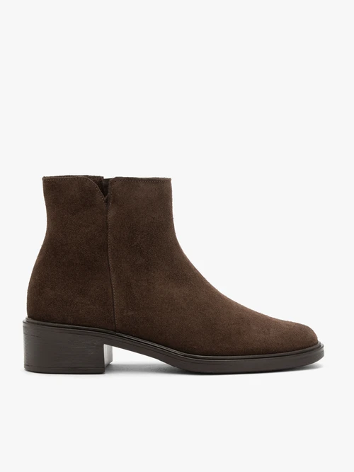 Ciemnobrązowe botki na obcasie ze skóry welurowej