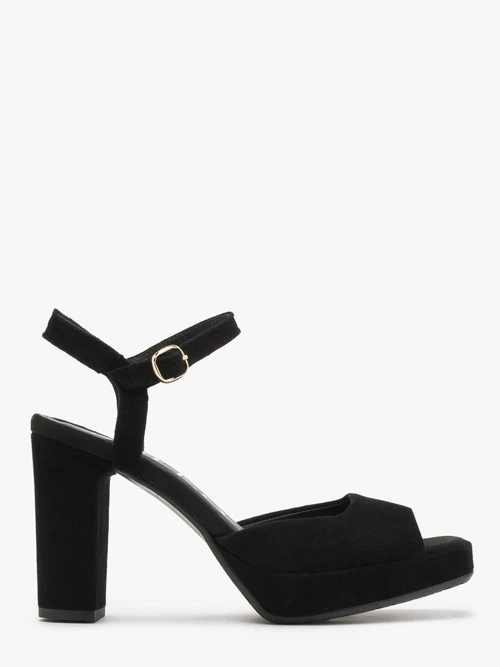 Czarne welurowe sandały na wysokim słupku oraz balu