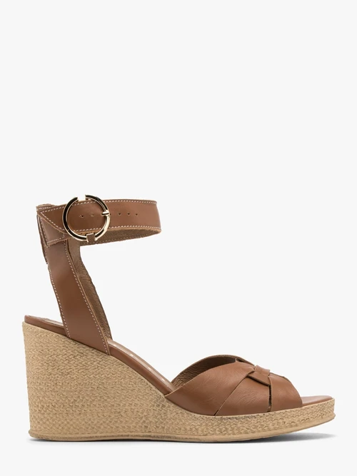 Brązowe sandały na wysokiej platformie