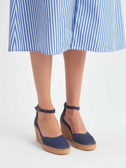 Granatowe czółenka na platformie z paskiem wokół kostki