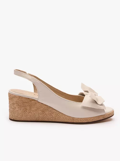 Kremowe sandały na koturnie z kokardą