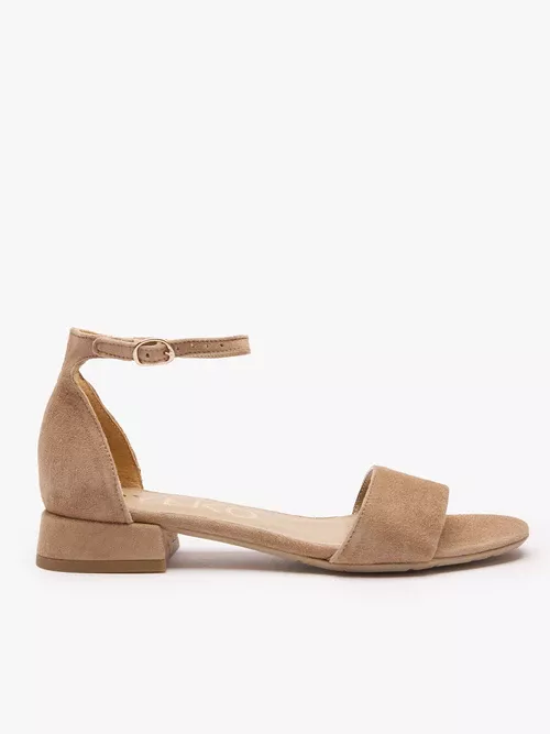 Jasnobrązowe sandały zapinane na sprzączkę
