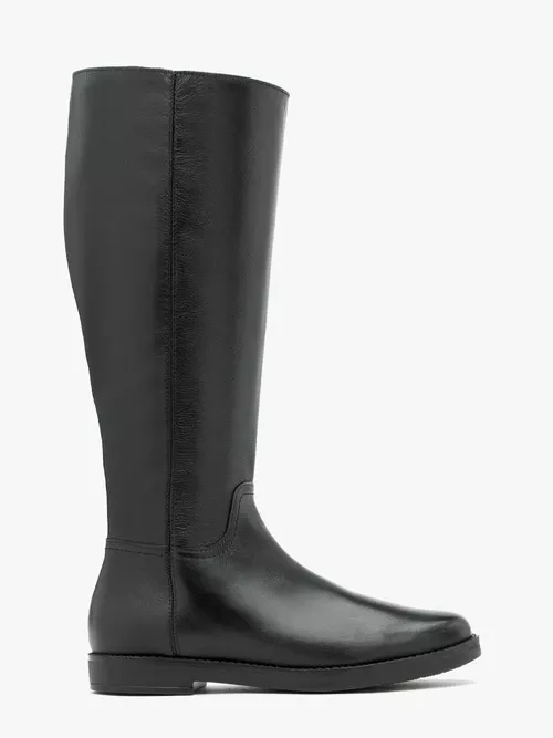 Czarne kozaki z szeroką cholewką