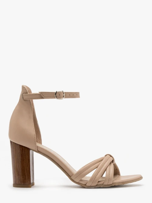 Jasnobeżowe sandały na drewnianym obcasie