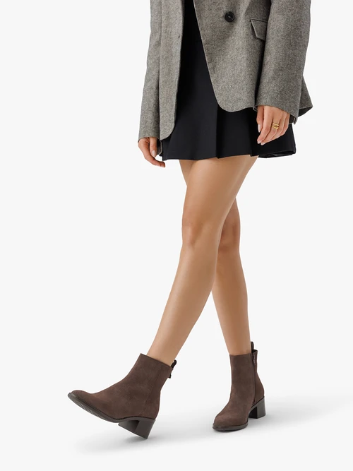 Brązowe ocieplane botki ze skóry welurowej