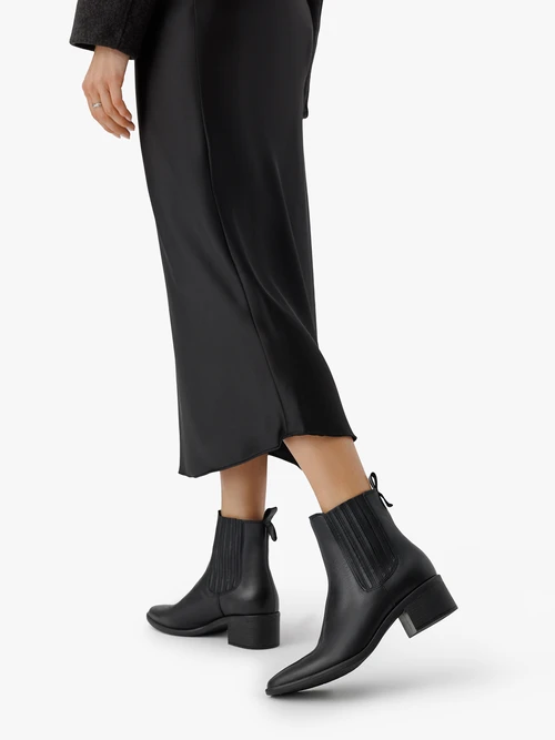 Czarne sztyblety na słupku ze skóry licowej