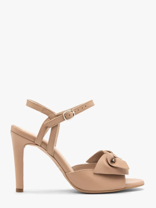 Beżowe sandały z odpinaną kokardą