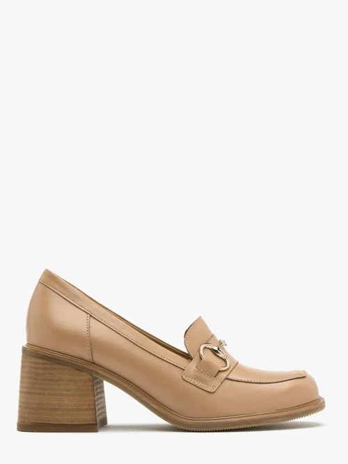 Beżowe mokasyny z platynową ozdobą na cholewce