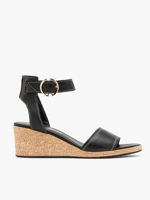 Czarne sandały na koturnie