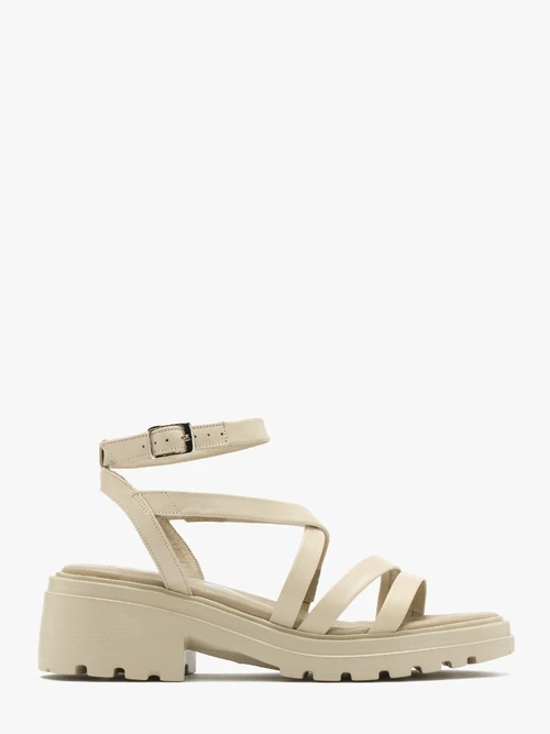Kremowe sandały z paseczkami