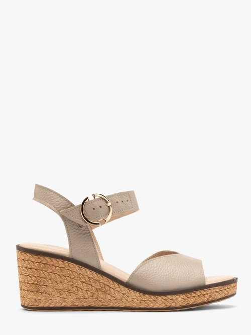 Beżowe sandały na koturnie