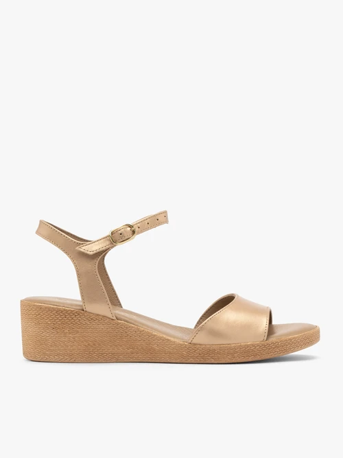Złote sandały na niskiej platformie