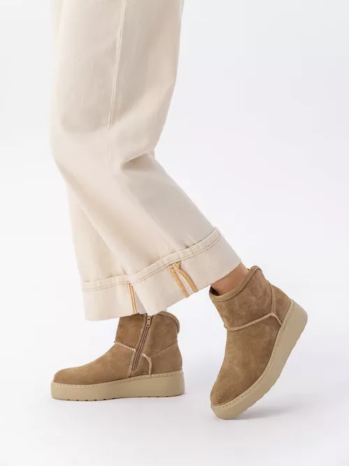 Beżowe śniegowce ze skóry welurowej ocieplane wełną