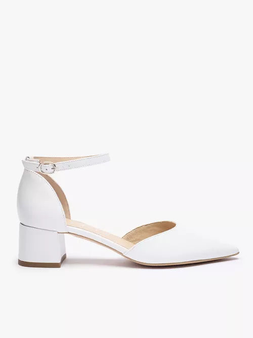 Białe ślubne czółenka na słupku