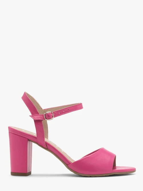 Sandały w kolorze fuksji na słupku