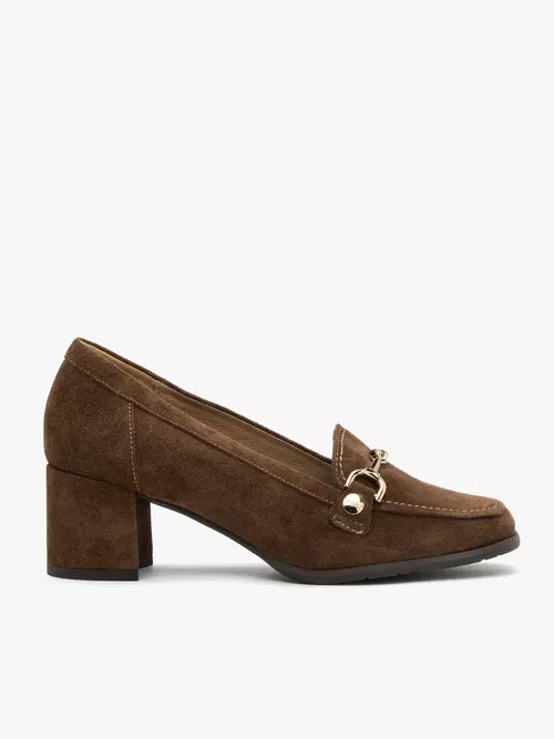 Brązowe mokasyny na słupku z łańcuszkiem