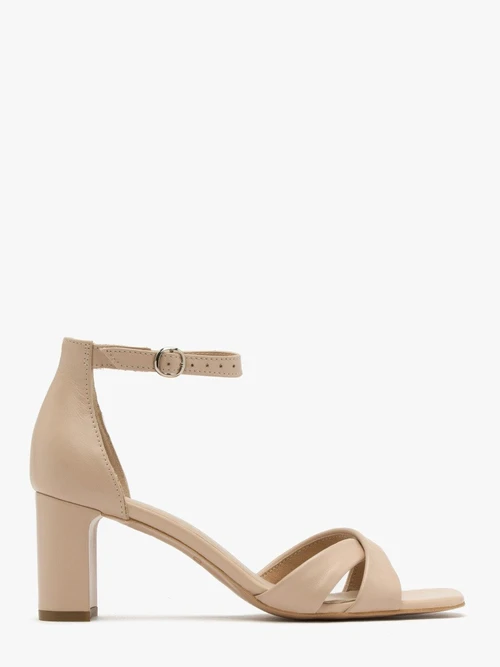 Beżowe sandały na oblekanym obcasie