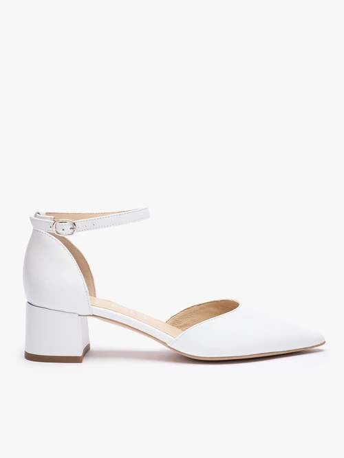 Białe ślubne czółenka na słupku