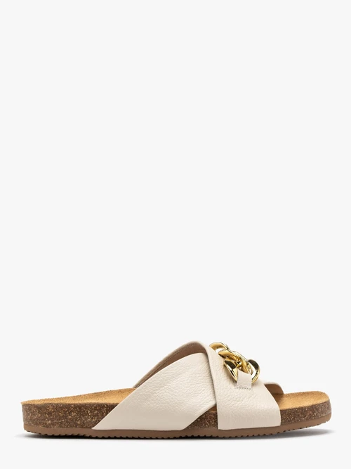 Kremowe klapki ze złotym łańcuchem