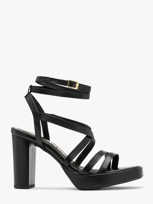 Czarne sandały z ozdobnych paseczków