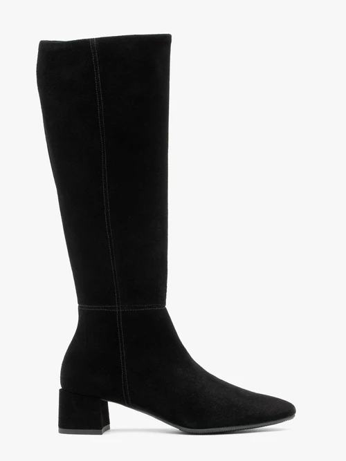 Czarne kozaki na słupku