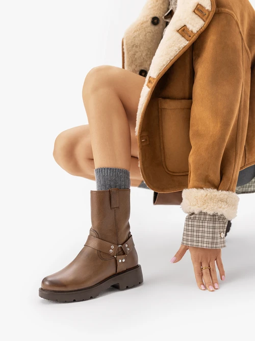 Botki typu biker z metalowymi ozdobami