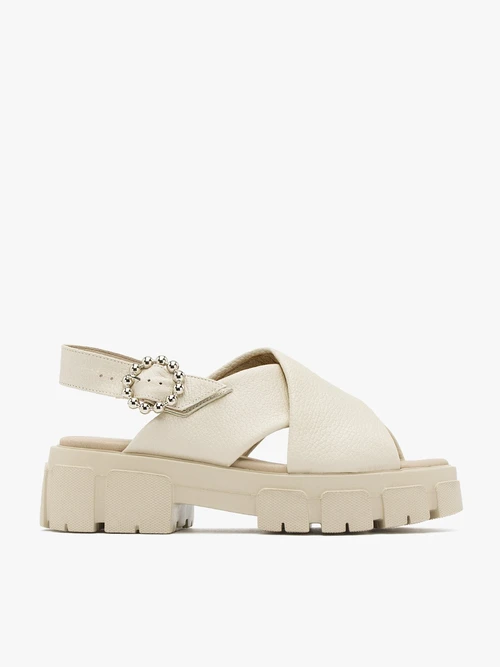 Kremowe sandały z ozdobną klamrą